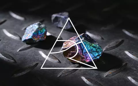 Irisierende Seltenerdmineralien auf einem dunklen, industriellen Hintergrund als Symbol für Rohstoffinvestitionen. - Foto: über boerse-global.de