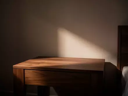 Ein minimalistischer, ruhig beleuchteter Raum mit weichen Schatten, der eine Atmosphäre der Stille vermittelt. - Foto: über boerse-global.de