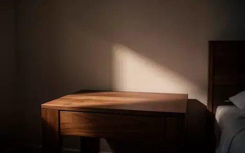 Ein minimalistischer, ruhig beleuchteter Raum mit weichen Schatten, der eine Atmosphäre der Stille vermittelt. - Foto: über boerse-global.de