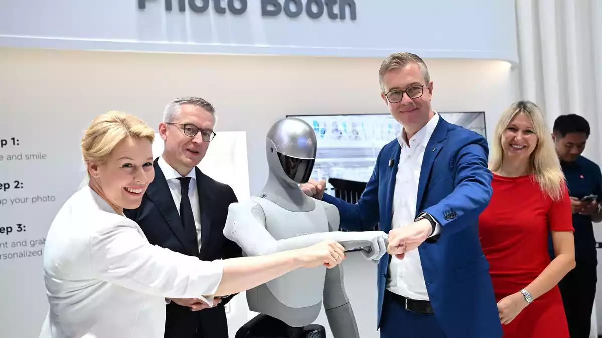 Beim Eröffnungsrundgang zur diesjährigen IFA wurde den Politikern unter anderem ein Roboter der Marke Xiaomi präsentiert. - Bild: Bernd von Jutrczenka/dpa