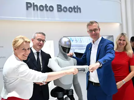 Beim Eröffnungsrundgang zur diesjährigen IFA wurde den Politikern unter anderem ein Roboter der Marke Xiaomi präsentiert. - Foto: Bernd von Jutrczenka/dpa
