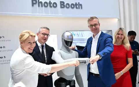 Beim Eröffnungsrundgang zur diesjährigen IFA wurde den Politikern unter anderem ein Roboter der Marke Xiaomi präsentiert. - Foto: Bernd von Jutrczenka/dpa