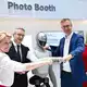Beim Eröffnungsrundgang zur diesjährigen IFA wurde den Politikern unter anderem ein Roboter der Marke Xiaomi präsentiert. - Bild: Bernd von Jutrczenka/dpa