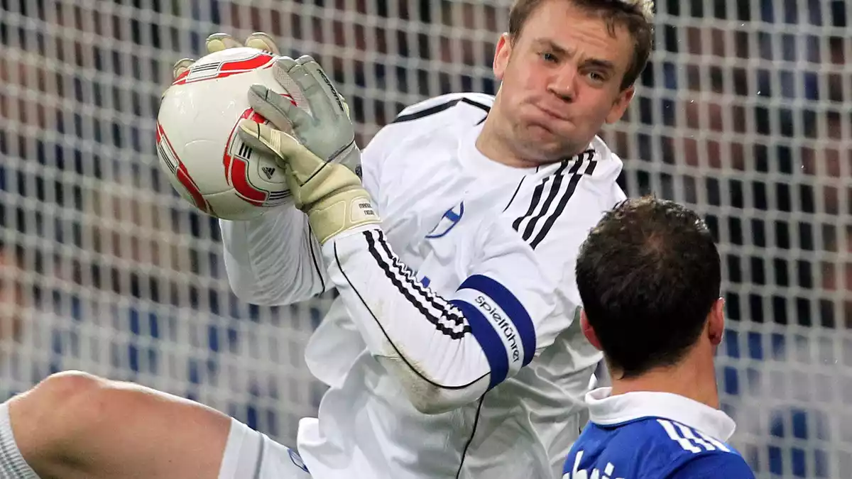 Der junge Manuel Neuer im Schalke-Trikot in Aktion. (Archivbild) - Bild: picture alliance / dpa
