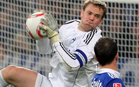 Der junge Manuel Neuer im Schalke-Trikot in Aktion. (Archivbild) - Foto: picture alliance / dpa