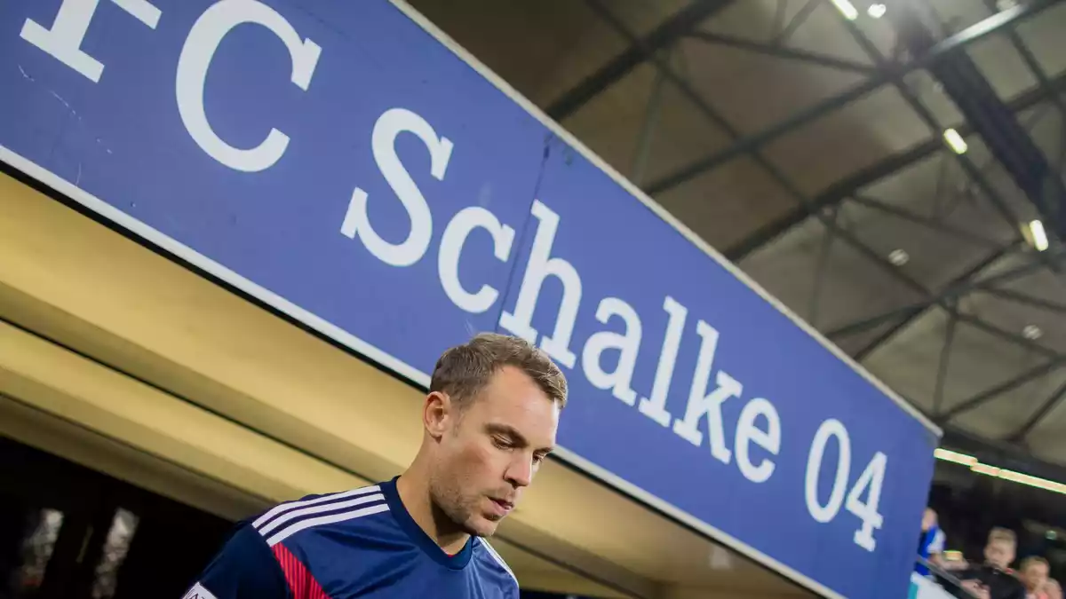 Ein letztes Mal Veltins-Arena? Manuel Neuer gastiert mit dem FC Bayern am Samstagabend in Gelsenkirchen. (Archivbild)   - Bild: Rolf Vennenbernd/dpa