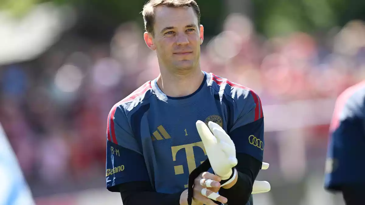 Abschiedstour durch die Bundesliga-Stadien: Manuel Neuer hat sein Karriere-Ende im Sommer 2027 angekündigt.   - Bild: Angelika Warmuth/dpa