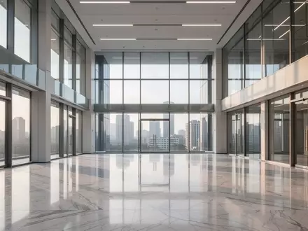 Ein heller, leerer Bürokomplex mit großen Glasfronten und polierten Böden, der die professionelle Arbeitsumgebung symbolisiert. - Foto: über boerse-global.de