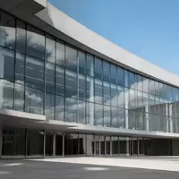 Moderne Fassade eines öffentlichen Gebäudes mit Glas und Beton bei klarem Himmel. - Foto: über boerse-global.de