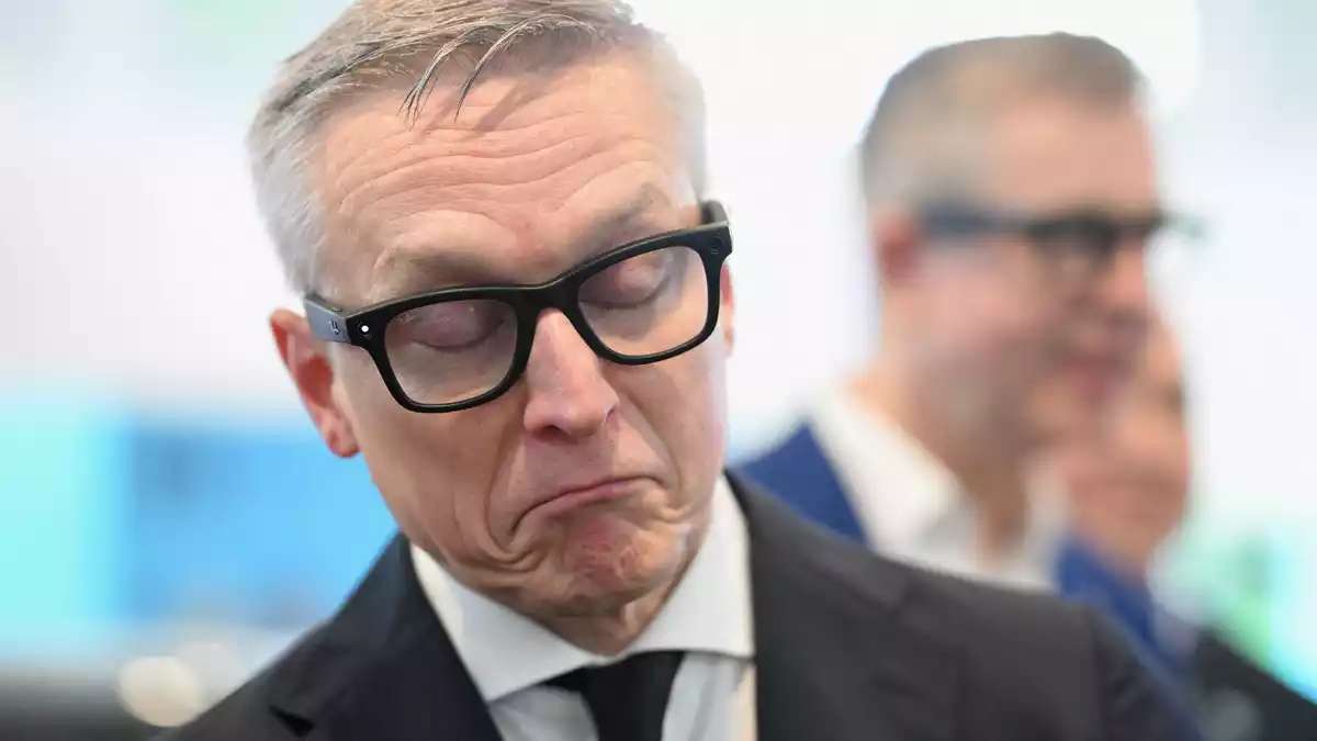 Digitalminister Wildberger testete eine smarte Brille, die die Umgebung des Trägers filmt und analysiert.  - Bild: Bernd von Jutrczenka/dpa
