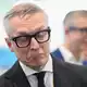 Digitalminister Wildberger testete eine smarte Brille, die die Umgebung des Trägers filmt und analysiert.  - Bild: Bernd von Jutrczenka/dpa