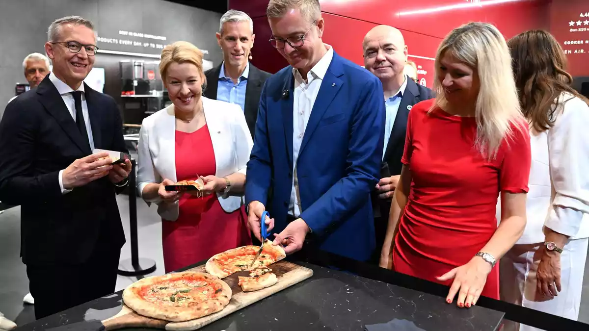 Fast wie bei der Grünen Woche: An mehreren Stationen konnten sich die Politiker über Stärkungen freuen, unter anderem gab es Pizza aus einem smarten Ofen.  - Bild: Bernd von Jutrczenka/dpa