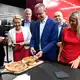 Fast wie bei der Grünen Woche: An mehreren Stationen konnten sich die Politiker über Stärkungen freuen, unter anderem gab es Pizza aus einem smarten Ofen.  - Bild: Bernd von Jutrczenka/dpa