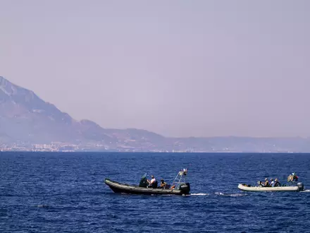 An der Suche nach Vermissten vor Zypern sind auch Motorboote beteiligt. (Archivbild) - Foto: Nedim Enginsoy/AP/dpa