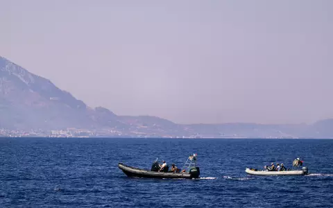 An der Suche nach Vermissten vor Zypern sind auch Motorboote beteiligt. (Archivbild) - Foto: Nedim Enginsoy/AP/dpa