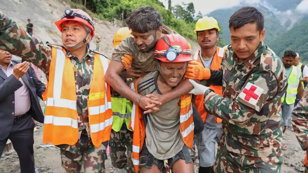 Soldaten bringen einen aus einem Tunnel geretteten Mann in Sicherheit.  - Bild: Uncredited/Nepal Army/AP/dpa