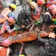Soldaten ziehen einen Mann lebend aus einem Tunnel eines Wasserkraftwerks. - Bild: Uncredited/Nepal Army/AP/dpa
