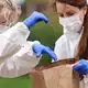 Kriminaltechnikerinnen sichern im Umfeld des Kraftwerks Weilerswist einen dünnen Draht. - Bild: Christoph Reichwein/dpa