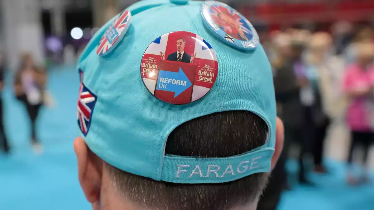 Unter den Parteimitgliedern sind etliche Fans von Farage. - Bild: Thomas Krych/AP/dpa