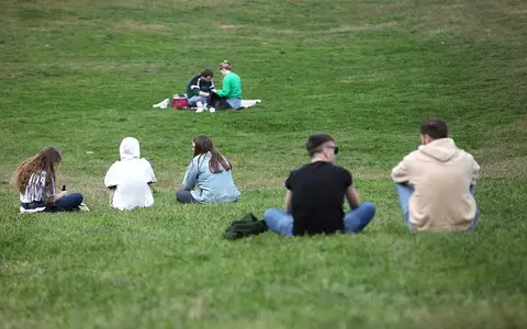 Junge Leute in einem Park (Archiv) - Foto: via dts Nachrichtenagentur