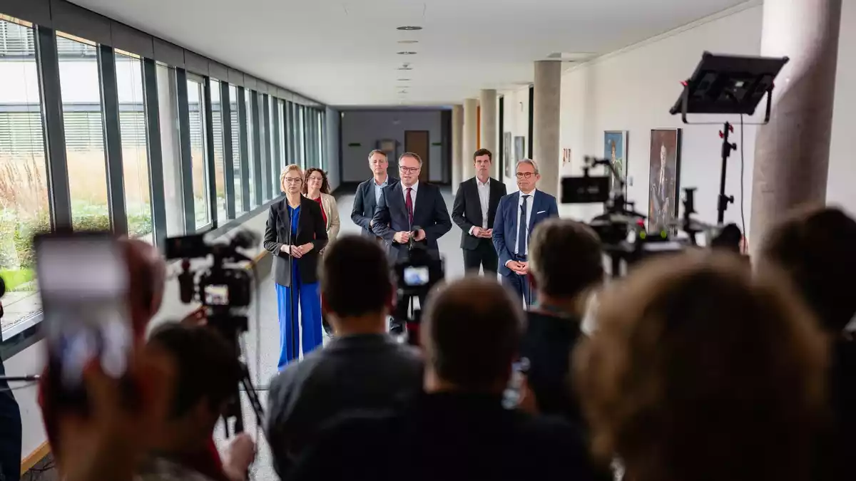 Die Thüringer Landesregierung um Ministerpräsident Mario Voigt (CDU) will weitermachen - wie genau, das ist offen. - Bild: Jacob Schröter/dpa