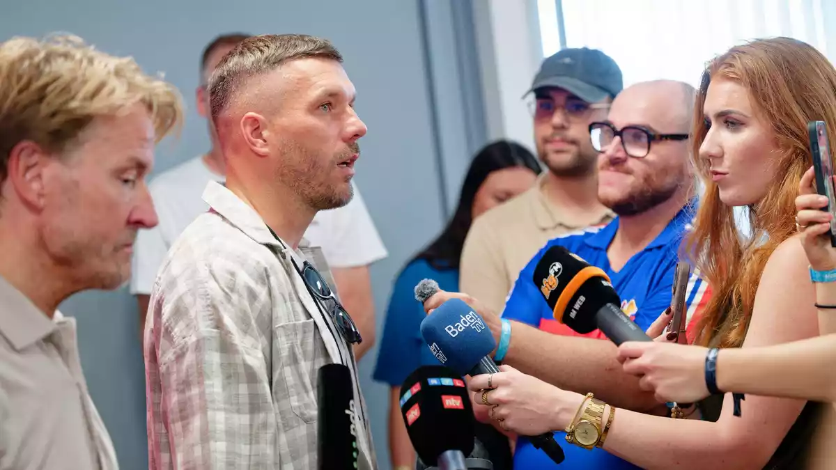 Podolski warnte arnte Kritiker auch deutlich vor weiteren Beleidigungen. - Bild: Uwe Anspach/dpa