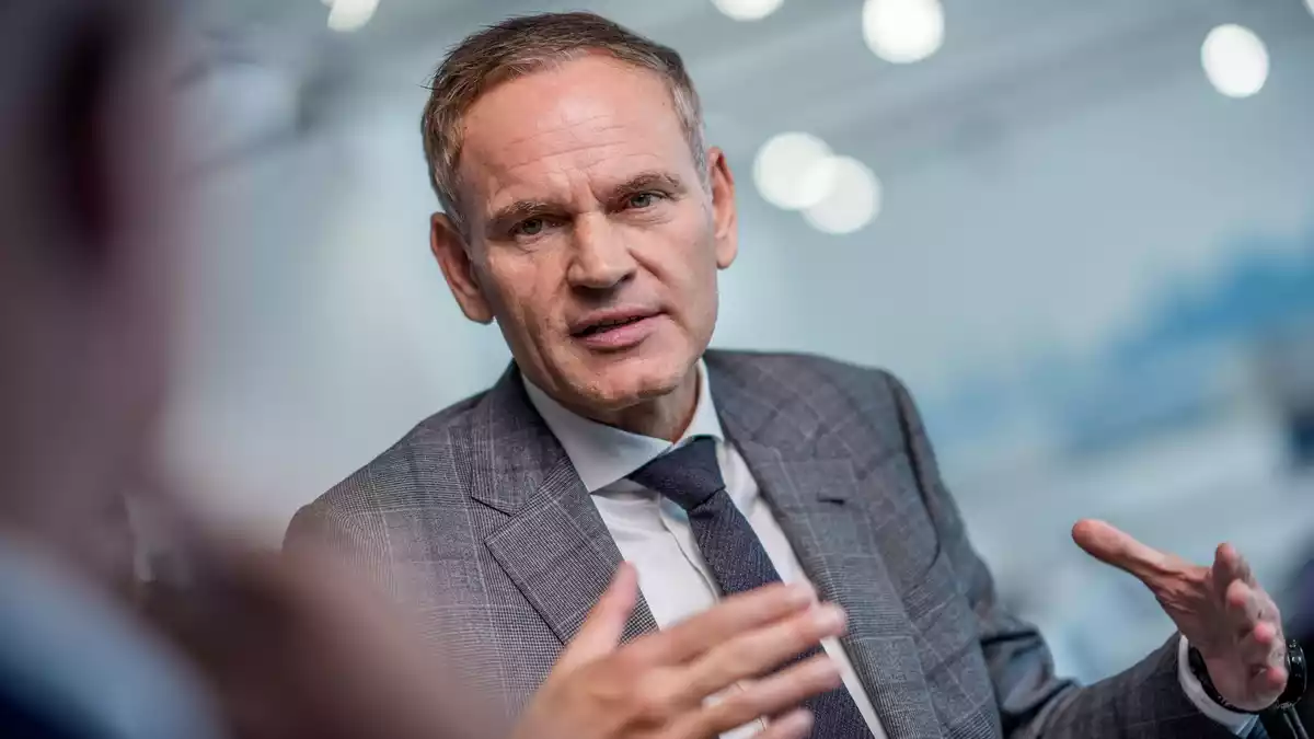 VW-Chef Blume hat nun ein Mandat, den Konzern grundlegend umzukrempeln. (Archivbild - Bild: Michael Kappeler/dpa