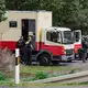 Dieser zu einem Wohnwagen umgebaute Lastwagen soll vom Tatverdächtigen sein. Die Polizei fand ihn dort nicht. - Bild: Daniel Evers/WupperVideo/dpa