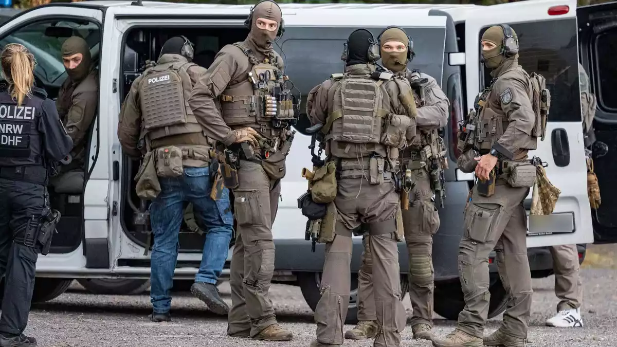 Die Spezialeinsatzkräfte der Polizei stürmten den Camper-Lkw, der Mann war aber nicht drin. - Bild: Daniel Evers/WupperVideo/dpa