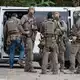 Die Spezialeinsatzkräfte der Polizei stürmten den Camper-Lkw, der Mann war aber nicht drin. - Bild: Daniel Evers/WupperVideo/dpa