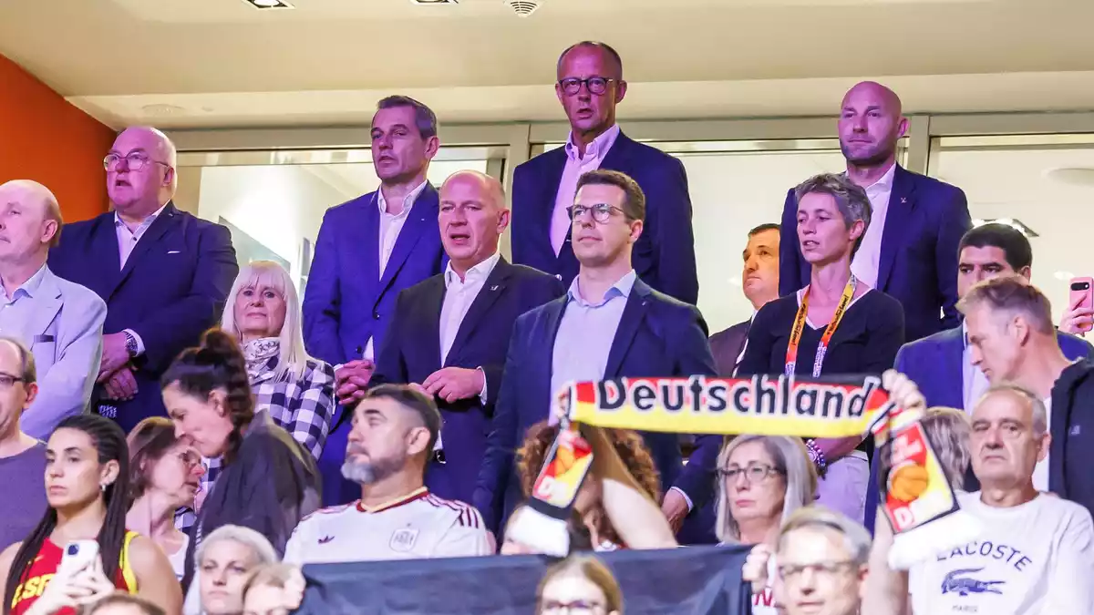 Bundeskanzler Friedrich Merz brachte den deutschen Basketballern kein Glück. - Bild: Andreas Gora/dpa