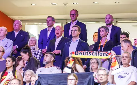 Bundeskanzler Friedrich Merz brachte den deutschen Basketballern kein Glück. - Foto: Andreas Gora/dpa