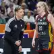 Bundestrainer Olaf Lange hatte mit seinen Spielerinnen viel Redebedarf. - Bild: Andreas Gora/dpa