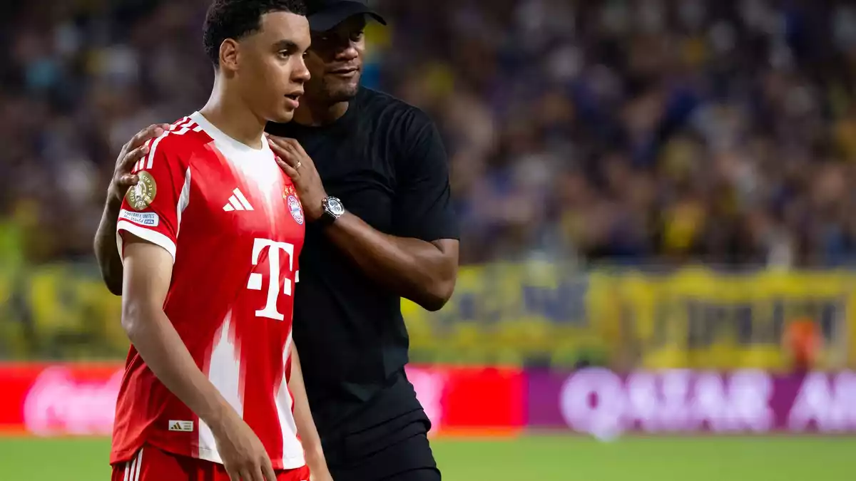Vor Rückkehr in Bayern-Kader: Bayern-Jungstar Jamal Musiala (l. mit Trainer Vincent Kompany. (Archivbild)  - Bild: Sven Hoppe/dpa
