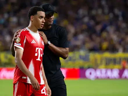 Vor Rückkehr in Bayern-Kader: Bayern-Jungstar Jamal Musiala (l. mit Trainer Vincent Kompany. (Archivbild)  - Foto: Sven Hoppe/dpa