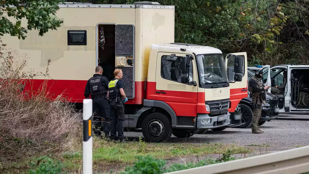 Dieser zu einem Wohnwagen umgebaute Lkw soll dem Tatverdächtigen gehören. - Bild: Daniel Evers/WupperVideo/dpa