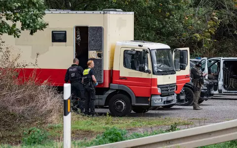 Dieser zu einem Wohnwagen umgebaute Lkw soll dem Tatverdächtigen gehören. - Foto: Daniel Evers/WupperVideo/dpa