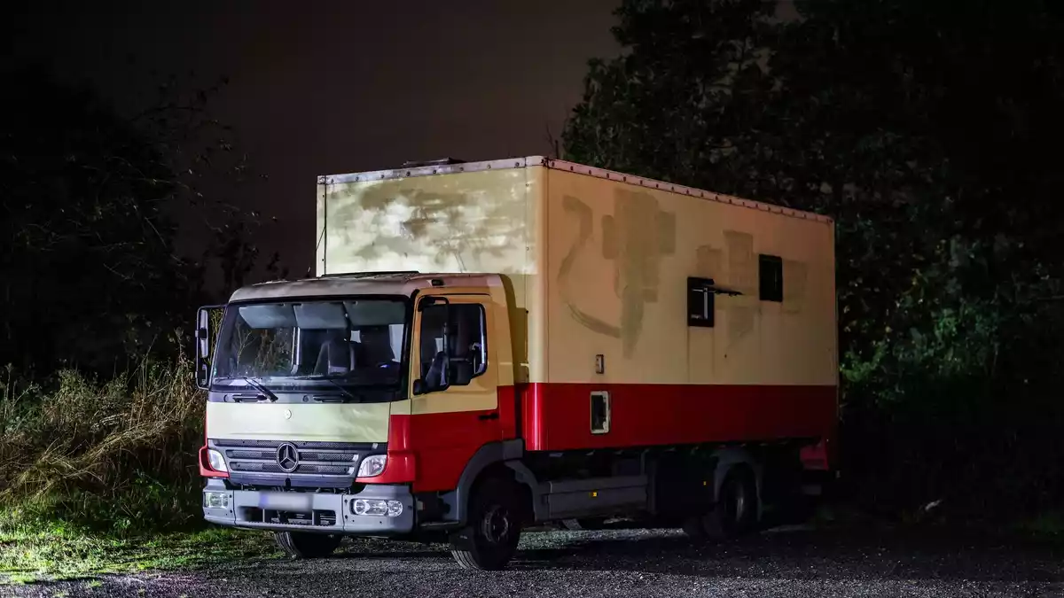 In der Wohnung des Tatverdächtigen wurde Sprengstoff gefunden.  - Bild: Christoph Reichwein/dpa