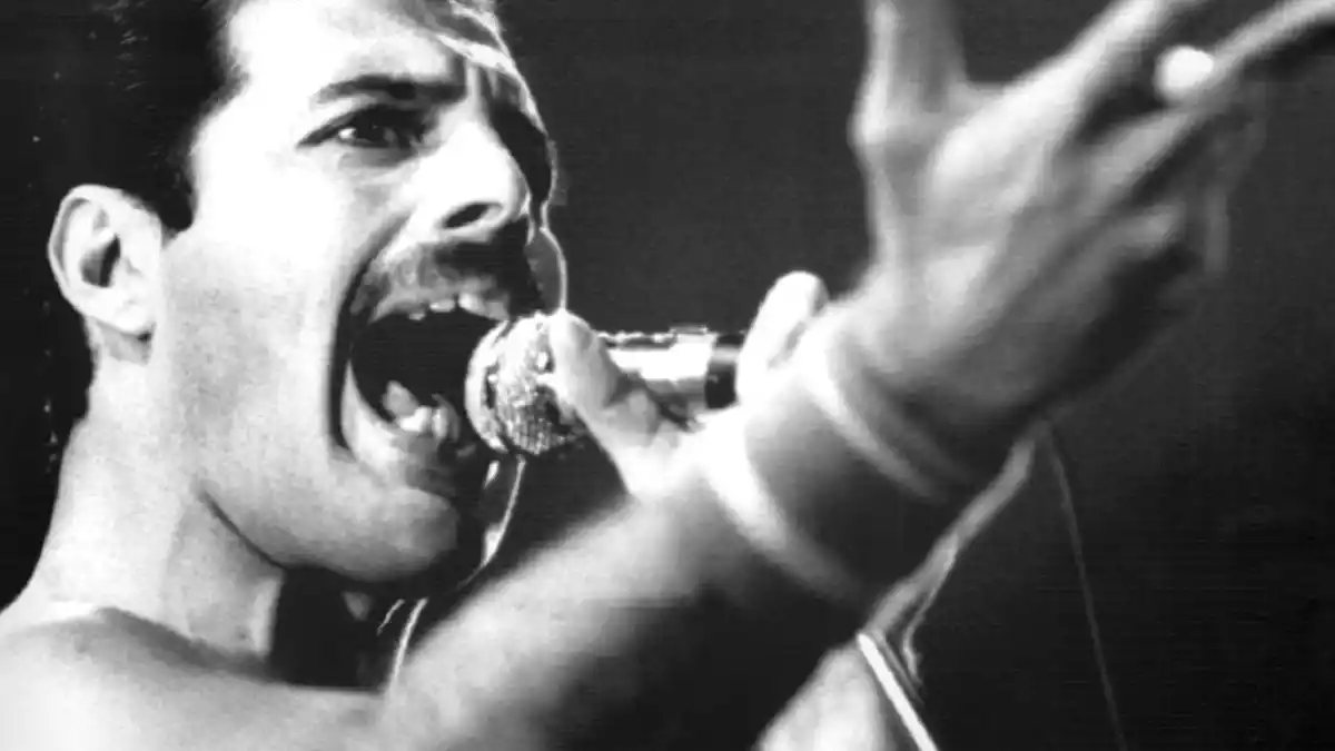 Freddie Mercury gilt als einer der legendärsten Live-Performer der Musikgeschichte. (Archivbild) - Bild: dpa