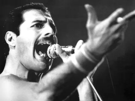 Freddie Mercury gilt als einer der legendärsten Live-Performer der Musikgeschichte. (Archivbild) - Foto: dpa