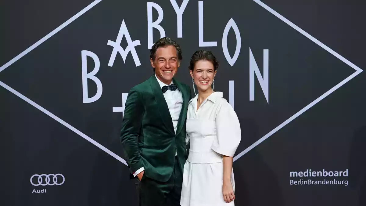 Volker Bruch und Liv Lisa Fries spielen die «Babylon Berlin»-Hauptrollen. (Archivbild von 2022) - Bild: Jens Kalaene/dpa