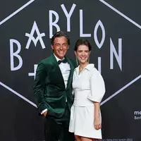 Volker Bruch und Liv Lisa Fries spielen die «Babylon Berlin»-Hauptrollen. (Archivbild von 2022) - Foto: Jens Kalaene/dpa