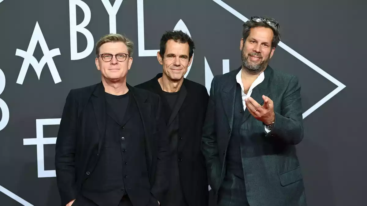 Die Macher von «Babylon Berlin» (von links nach rechts): Henk Handloegten, Tom Tykwer und Achim von Borries. (Archivbild) - Bild: Jens Kalaene/dpa