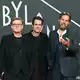 Die Macher von «Babylon Berlin» (von links nach rechts): Henk Handloegten, Tom Tykwer und Achim von Borries. (Archivbild) - Bild: Jens Kalaene/dpa