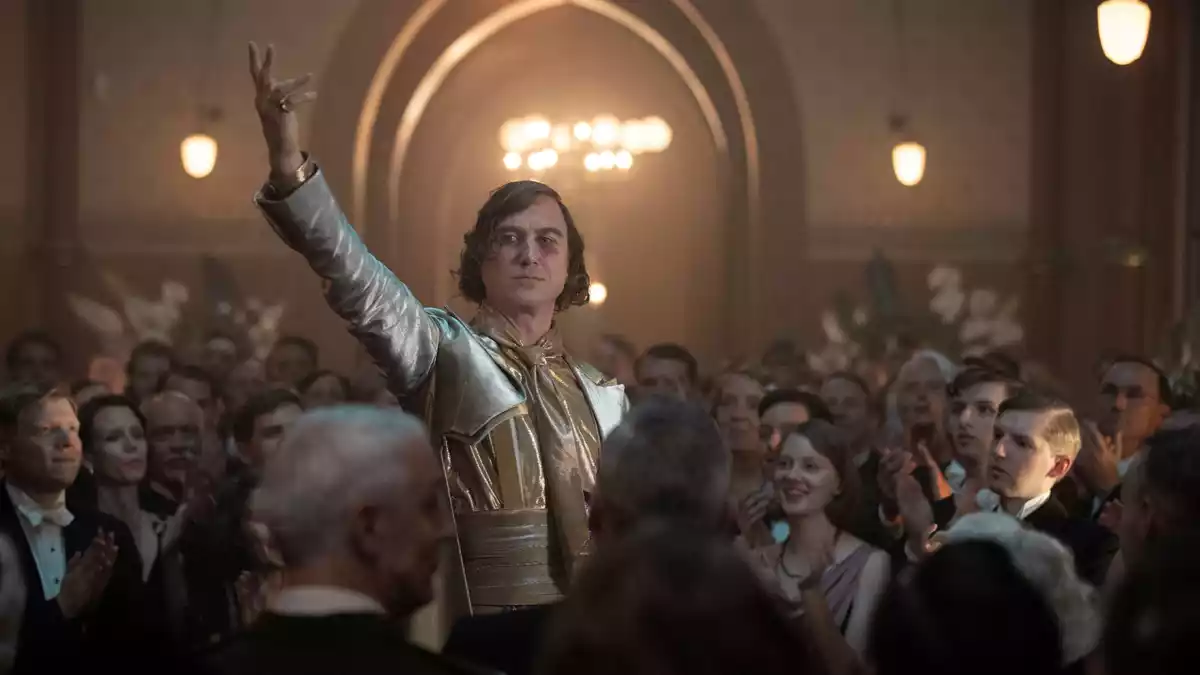 Lars Eidinger in einer früheren Szene aus «Babylon Berlin». (Archivbild) - Bild: Frédéric Batier/X-Filme/ARD/SKY/dpa