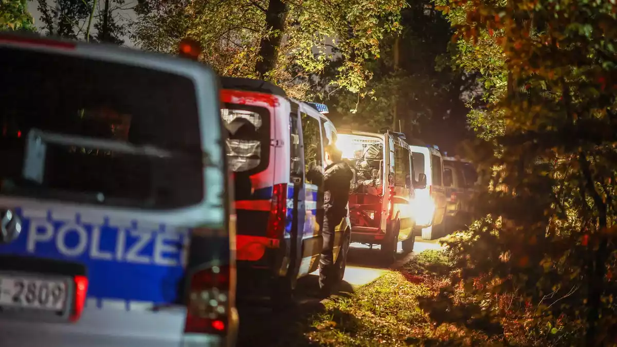Die Polizei war am Freitag in einem Wald im Einsatz, wo das Fahrzeug des Tatverdächtigen gefunden wurde. - Bild: Christoph Reichwein/dpa