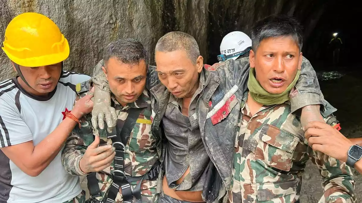 Rettungskräfte tragen einen Überlebenden der Sturzflutkatastrophe in Nepal. - Bild: Uncredited/Nepal Army vai AP/dpa