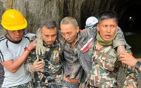 Rettungskräfte tragen einen Überlebenden der Sturzflutkatastrophe in Nepal. - Foto: Uncredited/Nepal Army vai AP/dpa