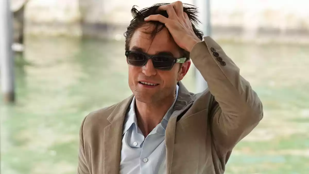 Den Lido erreichen die Stars per Boot, so auch Robert Pattinson. - Bild: Alessandra Tarantino/Invision/AP/dpa