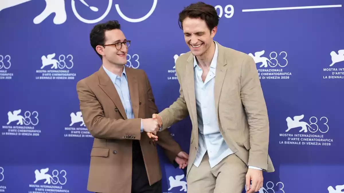Regisseur Lance Oppenheim und sein Protagonist Pattinson. - Bild: Scott A Garfitt/Invision/AP/dpa